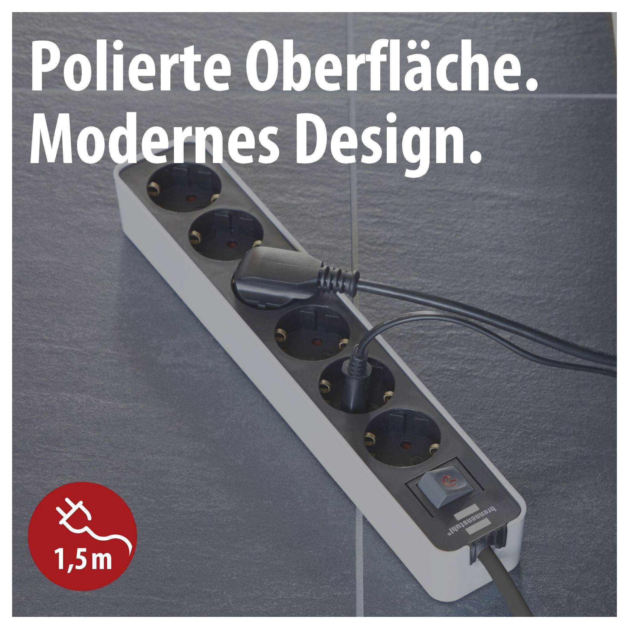 Mehrfachsteckdose mit fünf Steckplätzen und Schalter, auf grauen Fliesen; Text: 'Polierte Oberfläche. Modernes Design.'; Hinweis: 1,5 m Kabel.