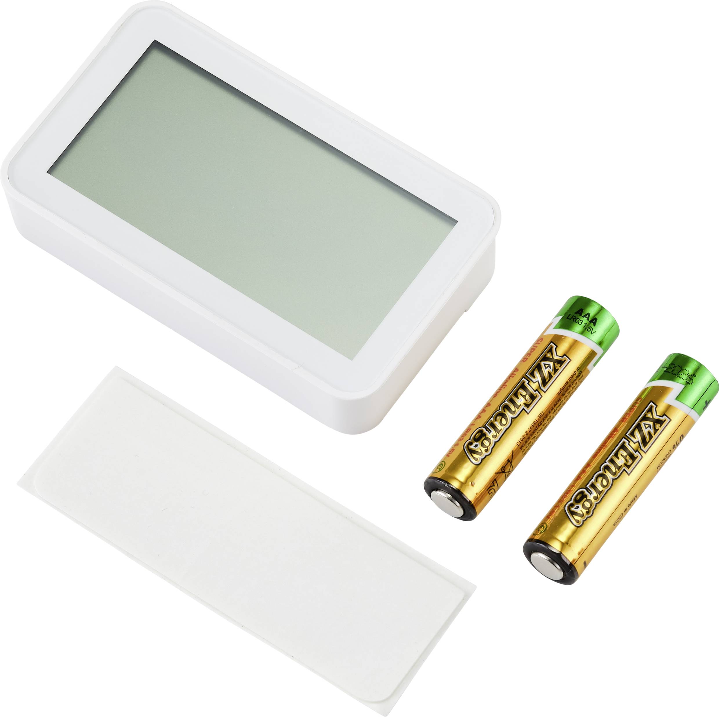 Ein digitales Thermometer mit zwei AA-Batterien daneben; zeigt Temperaturmessung an.