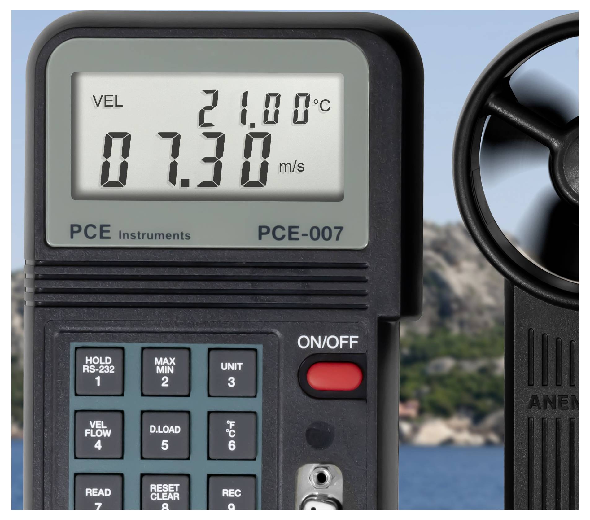 Digitale Windmessgeräte-Anzeige zeigt Windgeschwindigkeit 7,30 m/s und Temperatur 21,0°C, mit teilweise sichtbarem Sensor.