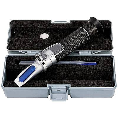 Ein Refraktometer in einem offenen Koffer mit Schaumstoffeinlage liegt neben einer Pipette.