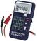 Ein Multifunktionskalibrator mit digitalem Display zeigt '04500'. Ein roter und schwarzer Messleitungssatz ist angeschlossen.