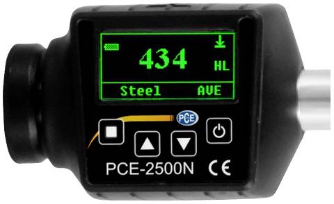 'PCE-2500N' Härteprüfgerät-Display zeigt Härtewert 434 für Stahl an. Bedienelemente und Markierungen sichtbar.