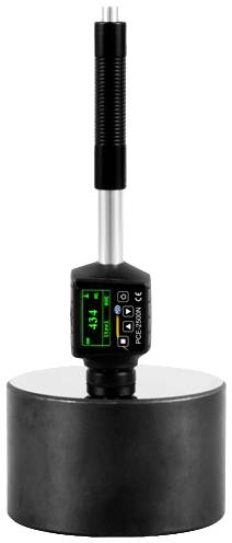 Ein tragbares Härteprüfgerät der Marke PCE Instruments mit digitalem Display, ruht auf einem zylindrischen Metallkörper.