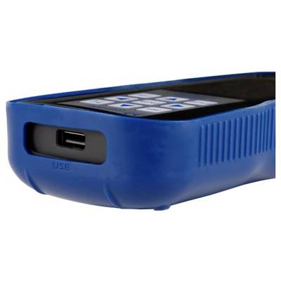 Nahaufnahme eines blauen tragbaren elektronischen Geräts mit USB-Anschluss und Steuertasten oben.