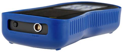 Ein blaues tragbares elektronisches Gerät mit Bildschirm und Anschlussbuchsen für 'Power' und 'Probe'.