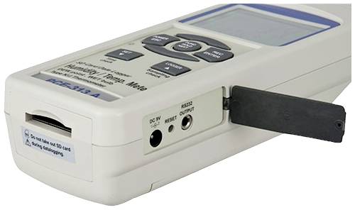 Handheld-Messgerät mit Display und Tasten, SD-Kartensteckplatz und Anschlussbuchsen vorne, speichert Messdaten auf SD-Karte.