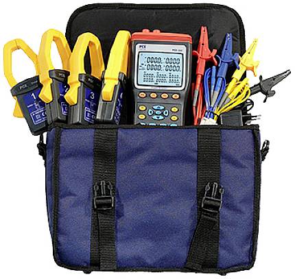 Tragetasche mit verschiedenen elektrischen Messgeräten und Kabeln. Enthält ein Multimeter und elektrische Zangen.