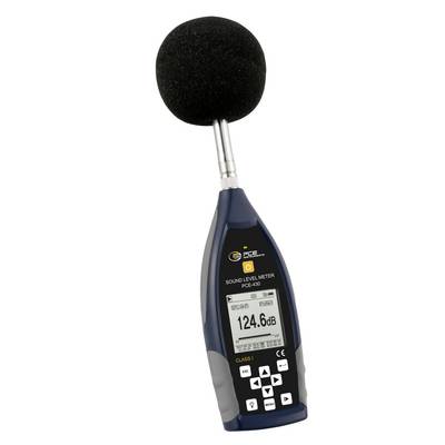 Tragbares Schallpegelmessgerät mit Schaumstoff-Windschutz-Mikrofon mit einer Anzeige von 124,6 dB.