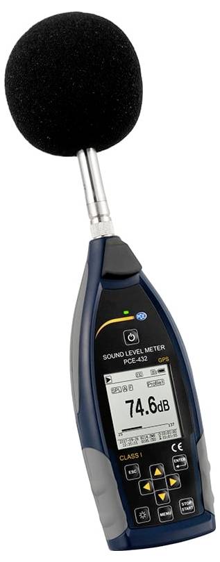 Tragbares Schallpegelmessgerät mit Schaum-Mikrofon-Windschutz, das auf seinem Display 74,6 dB anzeigt.