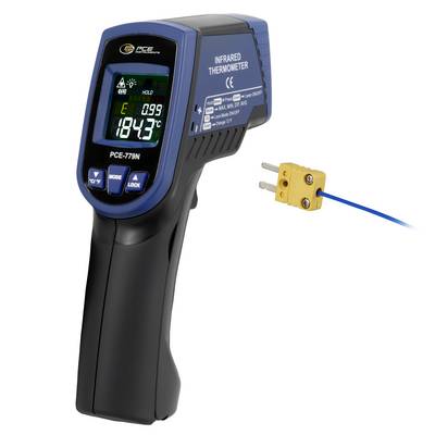 Infrarotthermometer, das auf einen kleinen Elektrostecker mit blauem Draht gerichtet ist und eine Temperaturanzeige auf seinem Display zeigt.