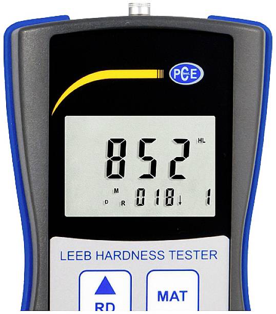 Ein Leeb-Härteprüfgerät zeigt einen Messwert von '852 HL' auf einem digitalen Display.