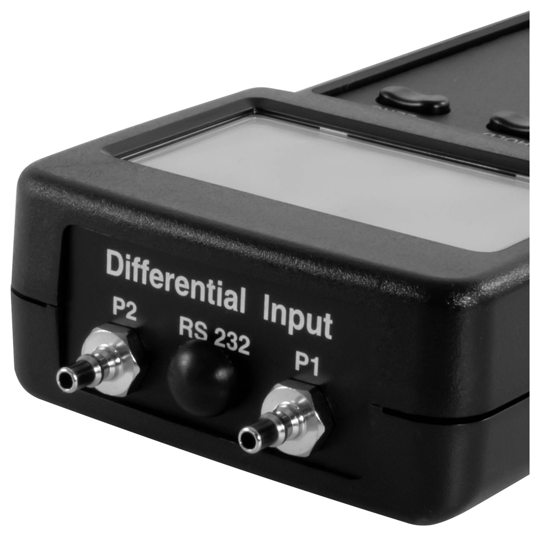 Nahaufnahme eines Differentialeingangsgeräts mit gekennzeichneten Anschlüssen P2 und P1 und einem RS-232-Anschluss auf der Frontplatte.
