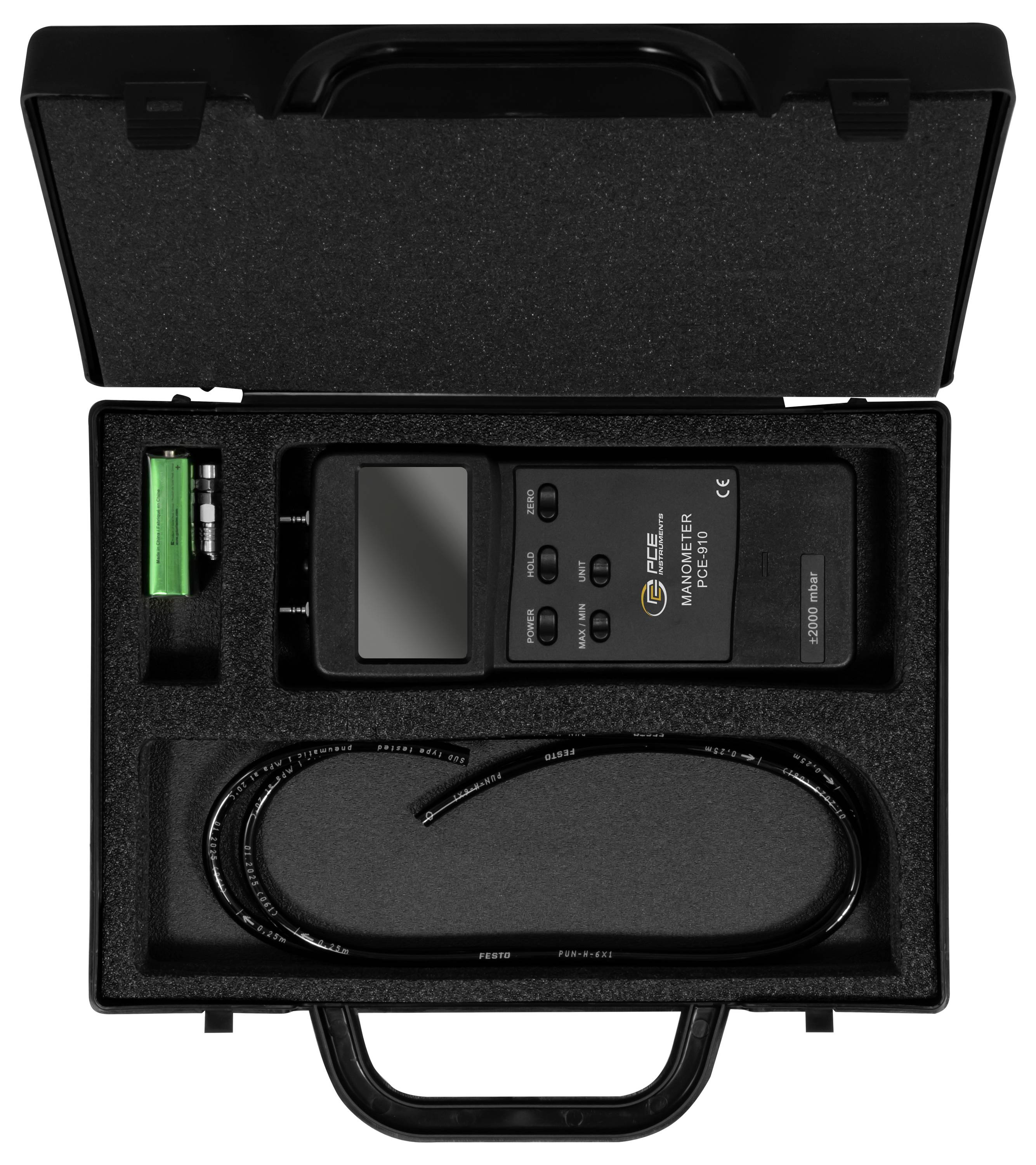 Schwarzer Koffer mit Schaumstofffüllung, der ein tragbares Messinstrument, eine Batterie und ein spiralförmiges Kabelzubehör enthält.