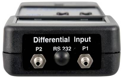 Schwarzes elektronisches Gerät vorne mit der Bezeichnung "Differential Input" mit den Anschlüssen P2 und P1 und "RS 232" in der Mitte