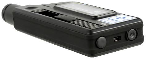 Ein tragbares technisches Gerät mit Bildschirm und Kontrollknöpfen an der Seite, vermutlich zur Messung technischer Daten.