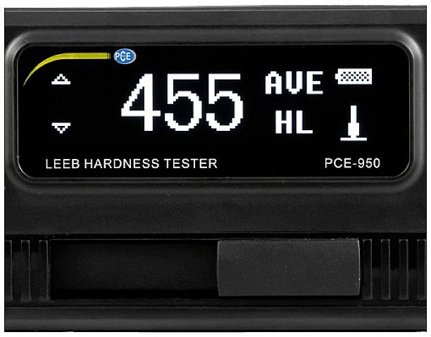 Ein digitaler Härteprüfer zeigt einen Wert von '455' an. Weitere Anzeigen sind 'AVE', 'HL' und das Modell 'PCE-950'.