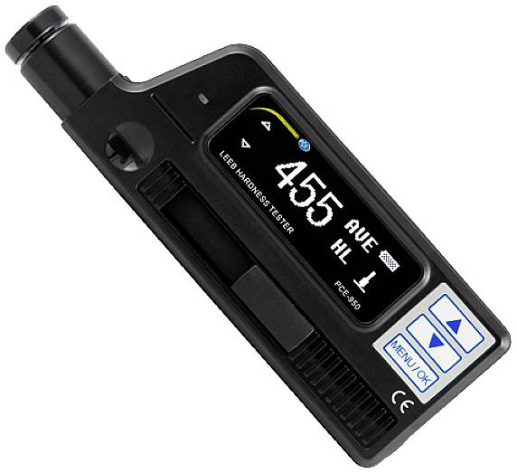 Display eines tragbaren Härteprüfgeräts mit der Anzeige von '455 AVE HL'. Markierungen für Menü und OK sind ebenfalls sichtbar.