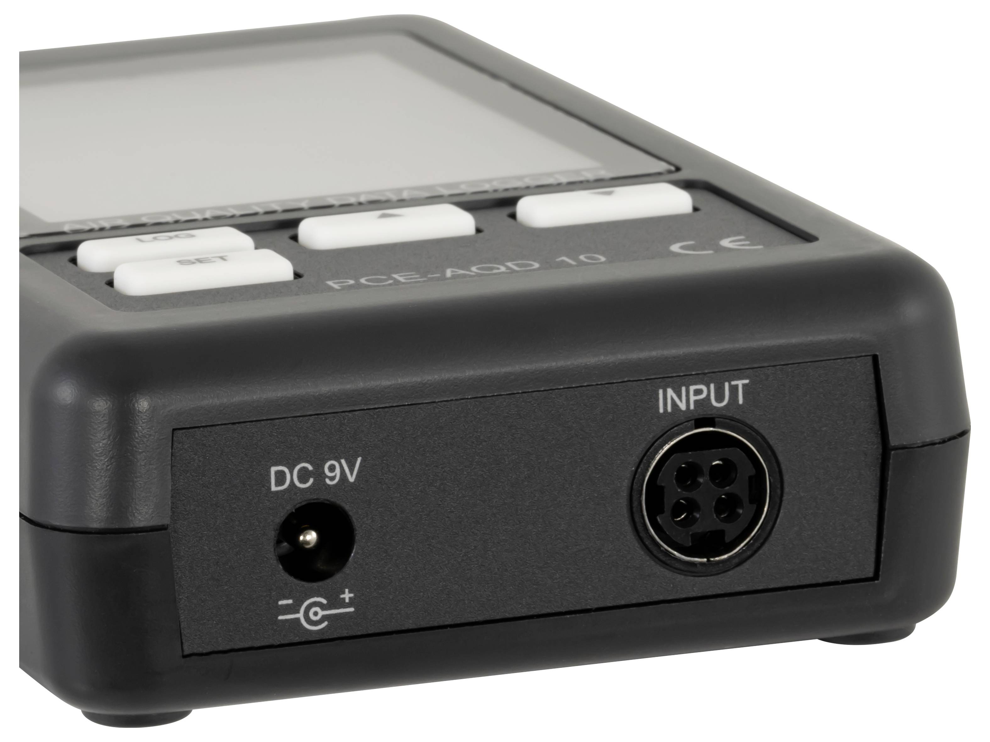 Nahaufnahme eines tragbaren elektronischen Messgeräts mit einer DC-9V-Stromversorgung und einer runden Eingangsbuchse auf der Frontplatte.
