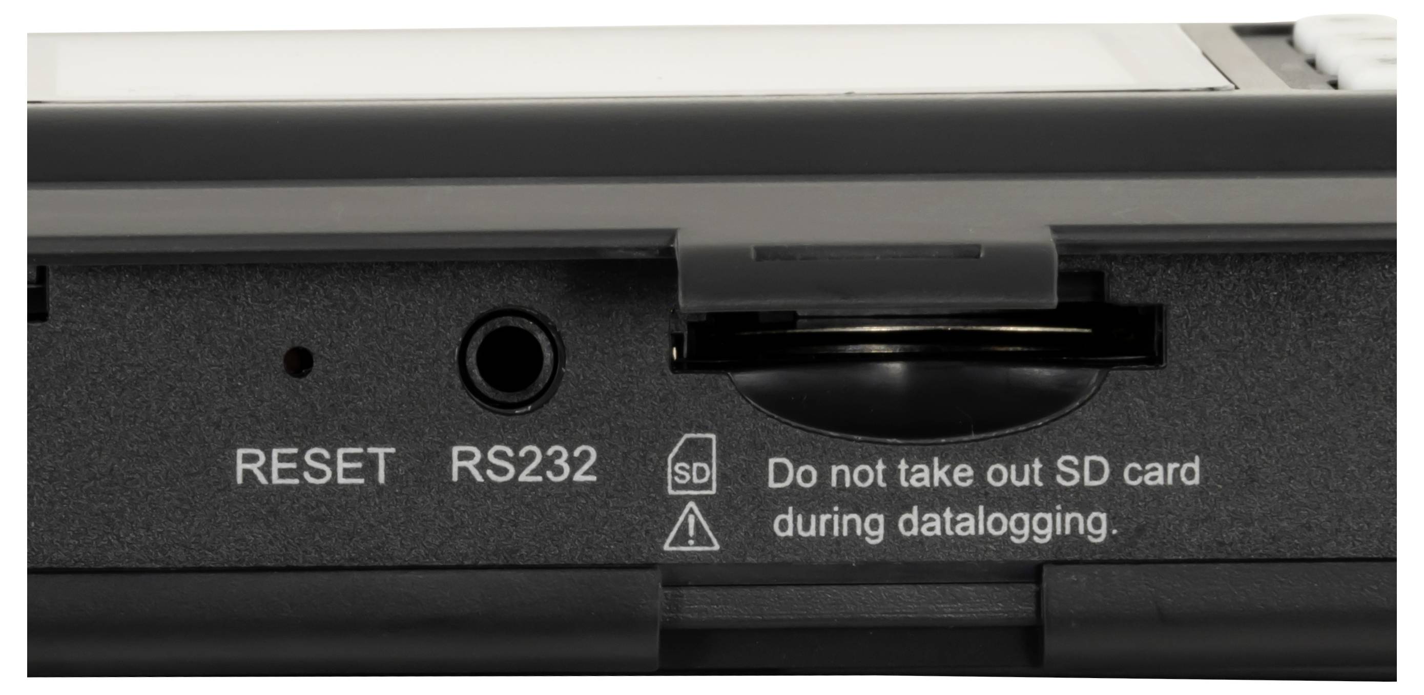 Nahaufnahme eines Gerätepanels mit einer RESET-Taste, RS232-Anschluss, SD-Kartenschacht und Warntext: "SD-Karte während der Datenaufzeichnung nicht herausnehmen."