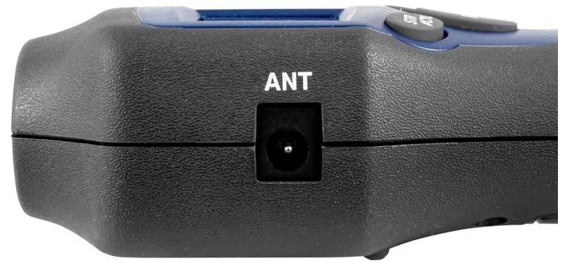 Nahaufnahme eines schwarzen Geräts mit einem beschrifteten "ANT"-Anschluss auf der Rückseite, mit einer blauen oberen Kante und einem sichtbaren Netzschalter.