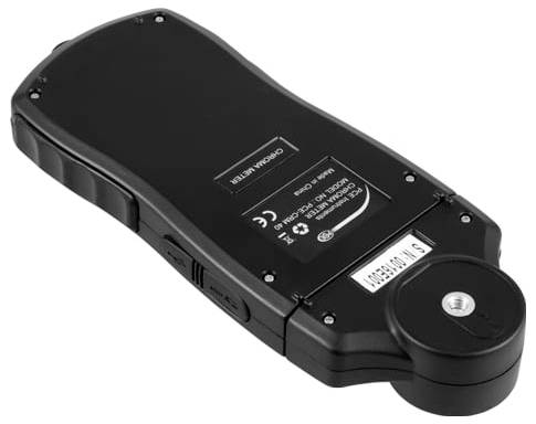 Schwarzes tragbares elektronisches Gerät mit großer runder Endkappe und Etikett auf der Rückseite, auf weißem Hintergrund dargestellt.