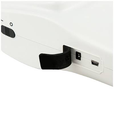 Ein weißes Gerät mit Nahaufnahme eines USB-Anschlusses und einer kleinen Klappe auf der Seite, möglicherweise ein Projektor.