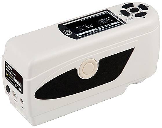 Handmessgerät zur Farbmessung, mit Display und Bedienknöpfen oben. Ideal für präzise Farbvergleiche und Qualitätskontrolle in verschiedenen Anwendungen.