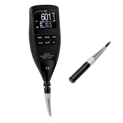 Tragbares Schichtdickenmessgerät mit Display zeigt 601,1 µm an, plus separates Sensorkabel der Sonde auf weißem Hintergrund.