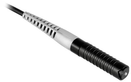 Ein schwarzes, zylinderförmiges Mikrofon mit silbernen Rillen und langem Kabel, geeignet für Tonaufnahmen in professioneller Umgebung.