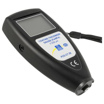 Tragbares Schichtdickenmessgerät mit Bildschirm, Umhängeband und Etikett mit der Aufschrift „COATING THICKNESS GAUGE (FE/INFo)"; Modell PCE-CT 28.