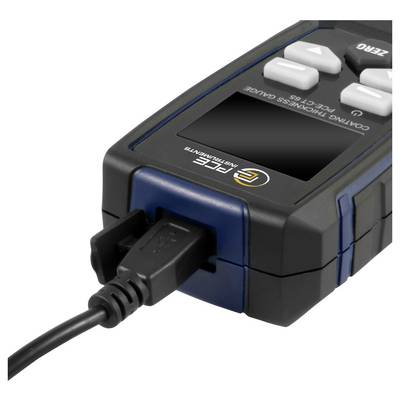 Ein tragbares Zeit- und Cockpit-Datenmessgerät mit einem USB-Kabel, das in die Unterseite eingesteckt ist, mit Steuertasten und einem kleinen Anzeigebildschirm.
