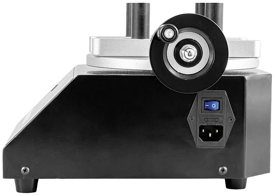 Gerät mit Ein-/Ausschalter und Stromanschluss auf schwarzem Gehäuse. Oben silberne Scheibe mit zwei Zylindern. Ansicht von hinten.