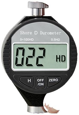Ein schwarzer Shore-D-Durometer mit einem digitalen Display zeigt '022 HD'. Es misst die Härte von Materialien.