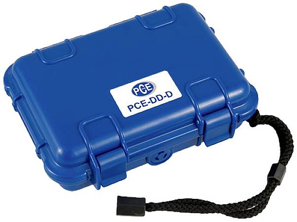 Blauer, rechteckiger Schutzkoffer mit geprägtem Logo 'PCE' und Modellnummer 'PCE-DD-D', ausgestattet mit schwarzem Trageriemen.