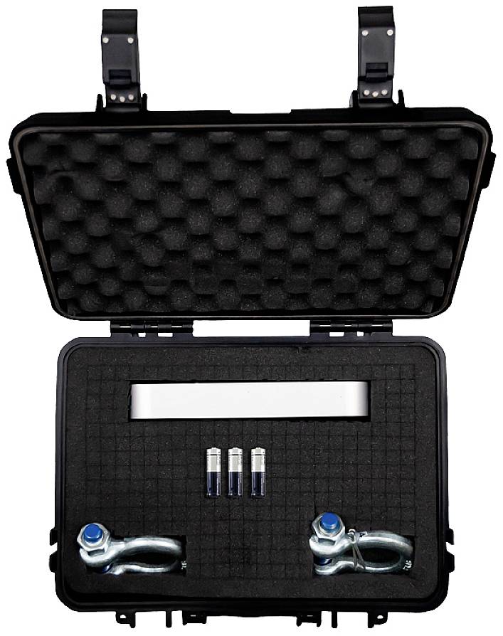 Schwarzer Transportkoffer mit Schaumstoffeinlage enthält zwei silberne Haken mit blauen Kappen, drei Batterien und ein längliches Metallteil.