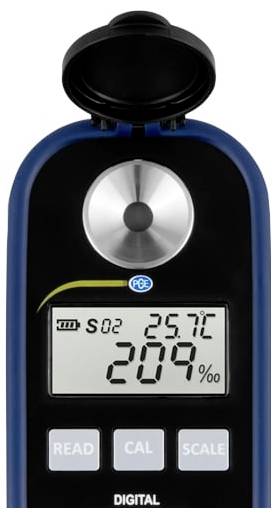 Digitales tragbares Messgerät mit offener Sensorklappe, auf dem Display ein Batteriesymbol, 25,7°C und 20,9‰ angezeigt, mit READ-, CAL- und SCALE-Tasten.