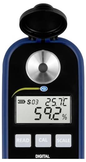 Tragbares digitales Messgerät mit offener Sensorklappe, das 25,7°C und 59,2% Luftfeuchtigkeit anzeigt; Tasten mit der Beschriftung READ, CAL und SCALE.