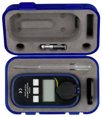 Tragbares digitales Refraktometer-Set in blauem Koffer mit Messgerät, Probenpipette, Kalibrierflüssigkeit und Zubehör in Schaumstoff-Einlage.