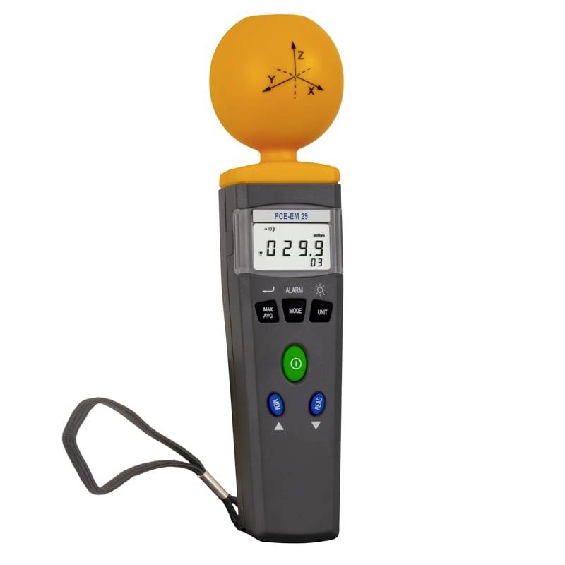 Tragbares Schallpegelmessgerät mit orangefarbener Mikrofonkappe und digitaler Anzeige, die 029,9 anzeigt, mit Handgelenkschlaufe auf weißem Hintergrund.