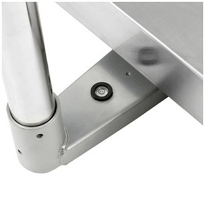 Eine silberne Metallverbindung zwischen einem Rohr und einer flachen Plattform, befestigt mit einer Schraube.