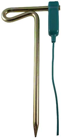 Ein Erdungsstab mit grünem Kabel, das an einer Klemme befestigt ist. Wird zur Erdung elektrischer Geräte verwendet.