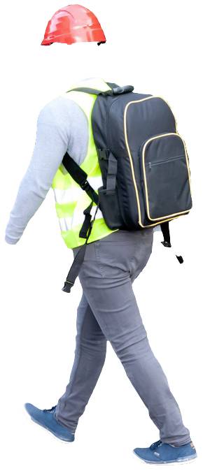 Eine Person in Arbeitskleidung mit einem leuchtend gelben Sicherheitswest und einem schwarzen Rucksack trägt einen roten Schutzhelm.