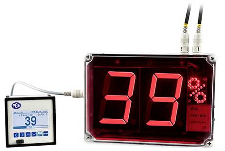 Digitale Anzeige mit der Nummer „39" auf einem kleinen angeschlossenen Monitor und „33" auf einem großen roten LED-Panel mit angebrachten Kabeln.