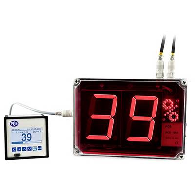 Digitale Anzeige mit der Nummer „39" auf einem kleinen angeschlossenen Monitor und „33" auf einem großen roten LED-Panel mit angebrachten Kabeln.