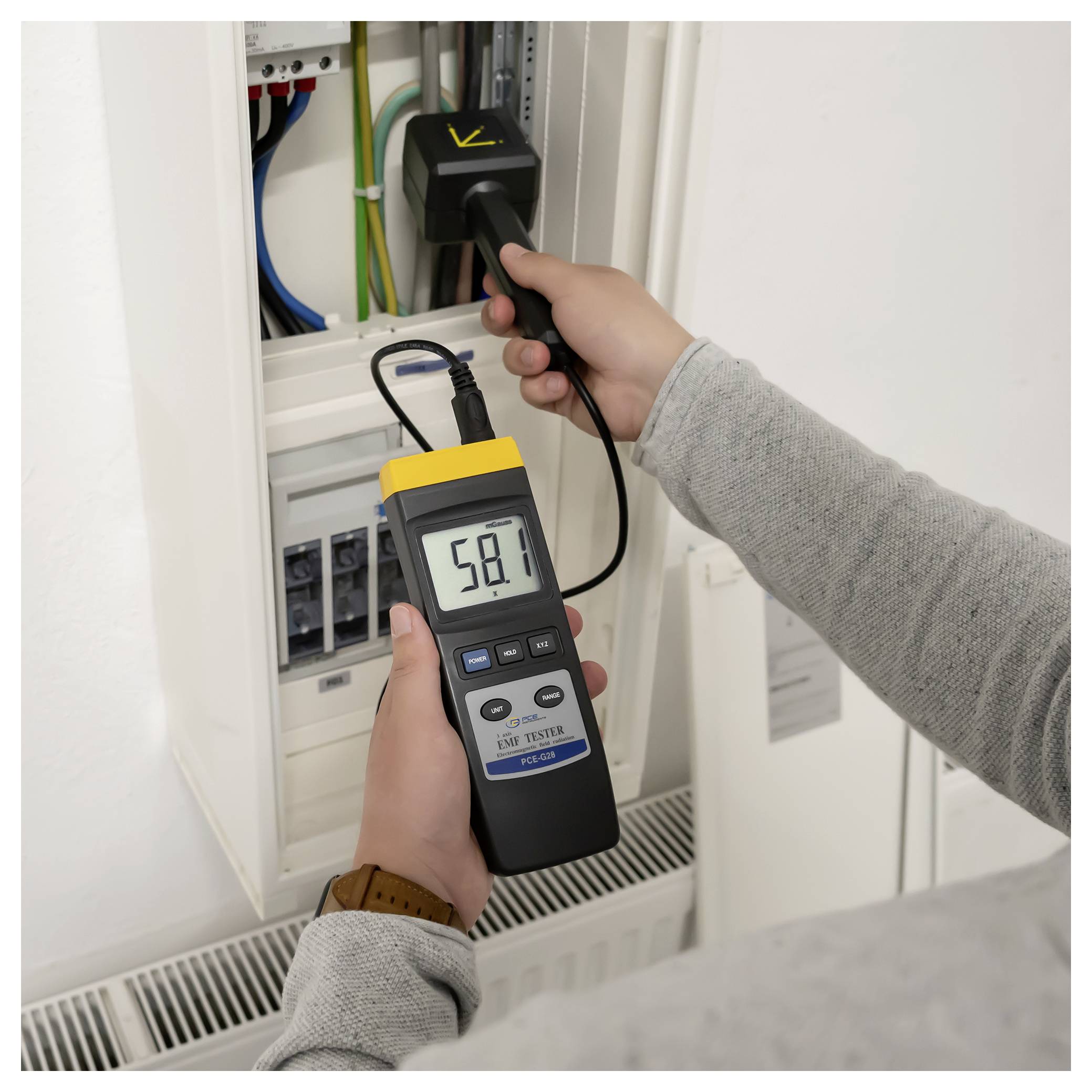 Person using a cable tester on an electrical panel, with the device displaying 5.8 volts.<br><br>Person, die einen Kabelprüfer an einem Elektroverteiler verwendet, wobei das Gerät 5,8 Volt anzeigt.