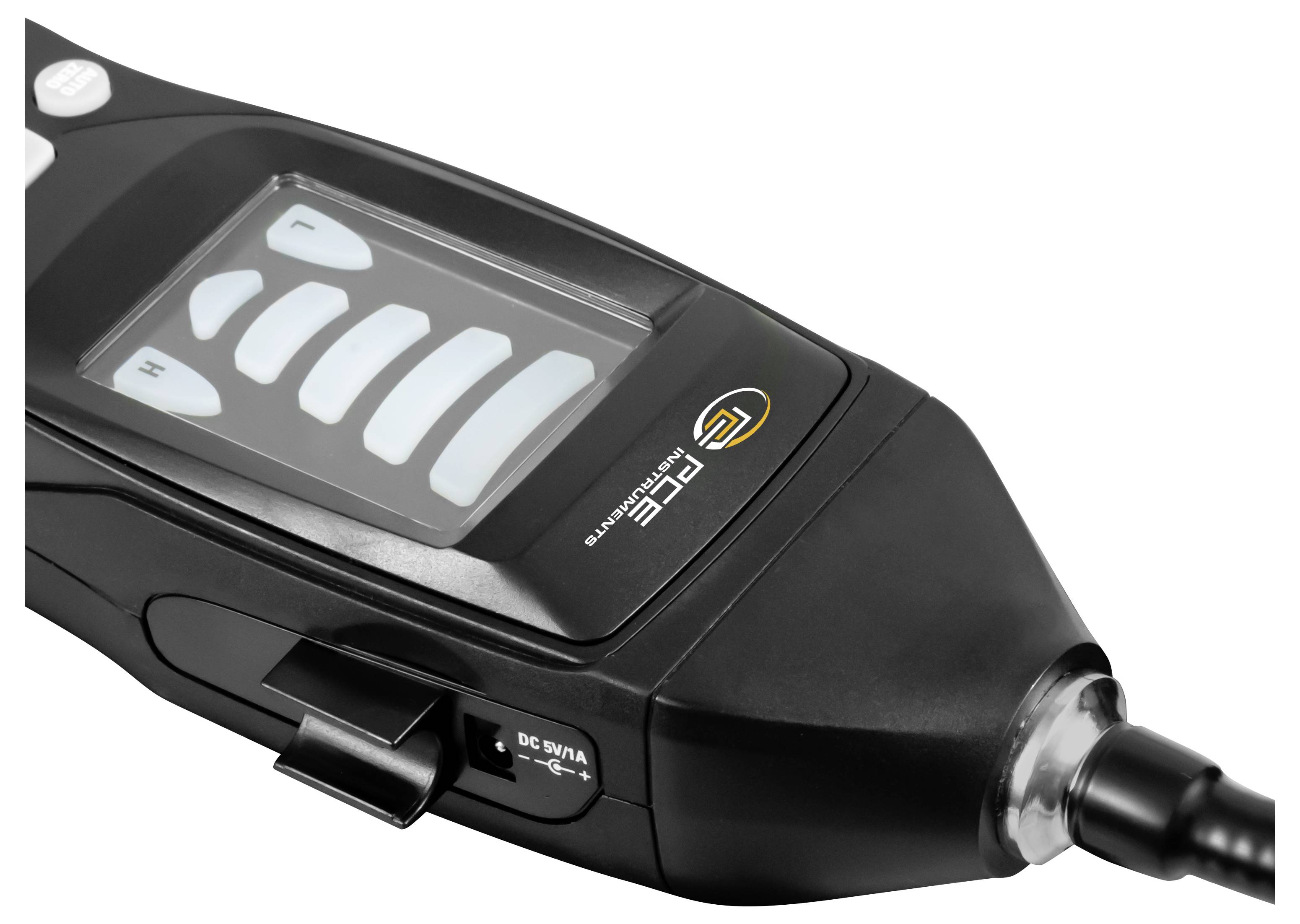 Schwarzes tragbares elektronisches Gerät mit leuchtender Anzeige und verbundenem Kabel, in Nahaufnahme auf weißem Hintergrund dargestellt.