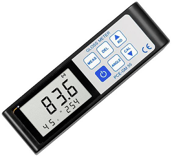 Ein Glanzmessgerät mit digitalem Display zeigt den Wert 83,6 und kleinere Werte darunter. Es hat Bedientasten für Messung und Kalibrierung.