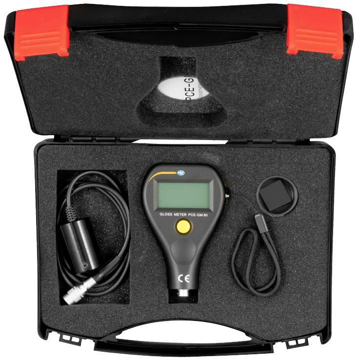 Glanzmessgerät in einem schwarzen Koffer mit Zubehör, einschließlich eines Kabels und Adapters.