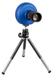 Eine blaue Kamera mit Teleobjektiv auf einem Dreibeinstativ, bereit für astrophotografische Aufnahmen.