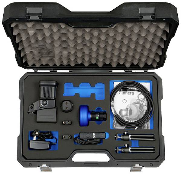 'Schwarzer Koffer enthält Kamera und Zubehör, darunter Kabel, Objektive und Anleitungen. Sicher verpackt für den Transport.'